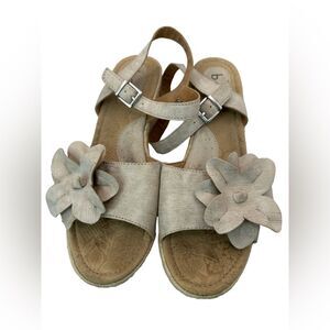 b.o.c. Women’s Floral Beige Wedges Size 9